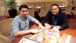 10 Aksi Ustad Solmed Saat Makan Bareng Politisi Sampai Suapi Anak