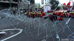Menuju Bundaran HI, Massa Buruh Dihadang Polisi