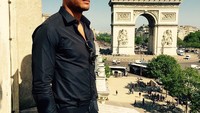 Sang kapten Vincent Kompany, bek asal Belgia ini suka curi-curi kesempatan berfoto dengan ikon-ikon dunia saat berpergian. Ini gayanya dengan latar Arc de Triomphe di Paris (vincentkompany/Instagram)