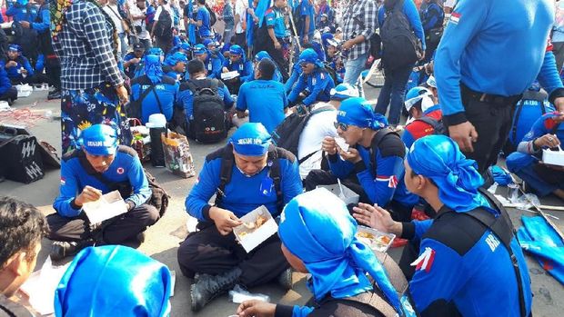 Massa buruh di Monas bersiap melakukan aksi.