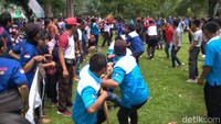 Foto: Di Medan, aksi dihelat dengan acara fun day. Ada juga massa buruh yang menggelar perlombaan seperti tarik tambang. (Resi Erlangga-detikcom)