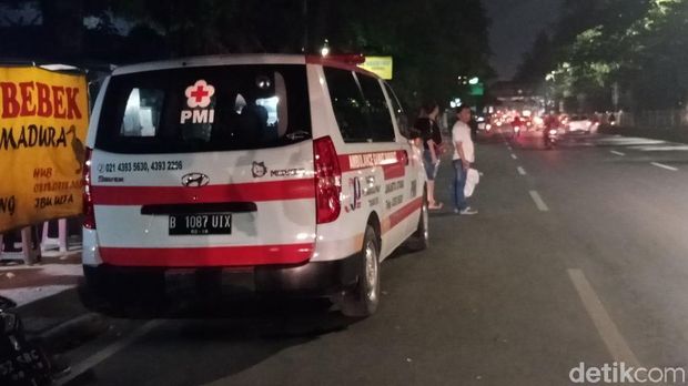 Mobil Jenazah dan Ambulans Siaga di TKP Gorong-gorong Pluit