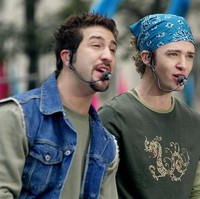 Bukan cuma performa vokal dan koreografinya, para personel Nsync juga mencuri perhatian dengan gayanya. Terlihat Chris tampil dengan topi golf dan Justin memakai bandana bermotif. Say yes to 90s! Foto: Dok. Getty Images