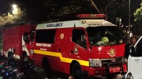 Tiga mobil ambulans sudah siaga di lokasi. Ketiga ambulans itu berasal dari RSCM, Dinas Pemadam Kebakaran, da PMI. (Foto: Eva/detikcom)