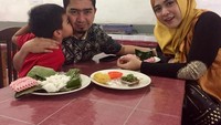 Meski sudah jadi ustad kondang, Ustad Solmed masih mau nih makan di warteg. Yang mahal itu Kebersamaannya. Sebab, makannya di warteg, tulis pemilik akun Instagram ustad_solmed ini. Foto: Instagram ustad_solmed