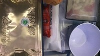 Menikmati makanan di salah satu maskapai China, Ustad Solmed sempat khawatir. Ia menuturkan, Begitu ada logonya (halal), langsung lahap makannya. Alhamdulillah, tulis Ustad Solmed. Foto: Instagram ustad_solmed