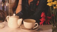 Selain kopi, Anya Geraldine juga suka minum secangkir teh hangat. Teh memang nikmat dinikmati saat udara dingin. Foto: Instagram @anyageraldine