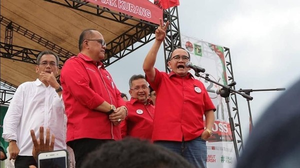 Foto: Ruhut Sitompul Berseragam PDIP Tapi Masih Ngaku Kader PD