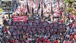 Buruh Menyemut di Patung Kuda