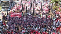 Mereka menggunakan seragam dengan berbagai warna. Ada yang menggunakan baju merah hitam, ada putih biru, dan lain-lain.