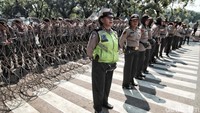 Para Polwan ini berjaga di garis depan.