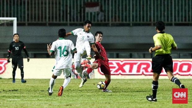 Timnas Indonesia saat melawan Korea Utara di PSS Anniversary Cup 2018. Garuda tergabung di grup neraka pada Piala AFF 2018. (