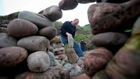Perlombaan yang diadakan di Patan Eye Cave, Dunbar, Skotlandia ini diikuti oleh seniman gravitasi dunia (Andy Buchanan/AFP)