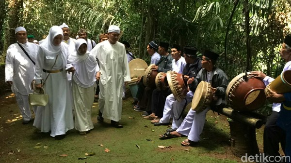Foto: Ritual Membersihkan Diri di Ciamis