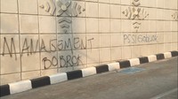 Underpass Matraman Dicorat-coret Lagi. Aksi vandalisme di Underpass Matraman,Jakarta Timur, terus terjadi. Coretan yang ada di Underpass Matraman kini bertambah menjadi 6 coretan. Awalnya ada 2 coretan menghiasi dinding Underpass Matraman. Namun pantauan detikcom pada Rabu (2/5/2018) sekitar pukul 16.00 WIB, bertambah menjadi 6 coretan.Tiga coretan berada di sisi kiri dan satu coretan di sisi kanan. Mayoritas coretan di Underpass Matraman menuju Jatinegara bernada kekecewaan terhadap Persatuan Sepak Bola Indonesia (PSSI). Foto: Fotografer: Ibnu Hariyanto/detikcom