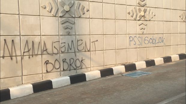 Tulisan di Underpass Matraman bernada ungkapan kekecewaan.