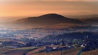 Geopark baru pertama yang diakui oleh UNESCO adalah Beaujolais di Prancis. Terbentuk sekitar 500 juta tahun lalu, Geopark Beaujolais juga dikelilingi oleh lanskap indah dan 12 perkebunan anggur (dok unesco.org)