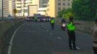 Dari foto yang diposting akun @TMCPoldaMetro itu tampak para pemotor yang menahan laju motornya karena melihat pihak kepolisian sedangberjaga di turunan Kasablanka arah Tanah Abang. Hal itu pun membuat laju mobil terhambat dan menimbulkan kemacetan di lokasi.  Foto: Twitter