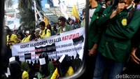Para mahasiswa juga membentangkan spanduk tuntutan.