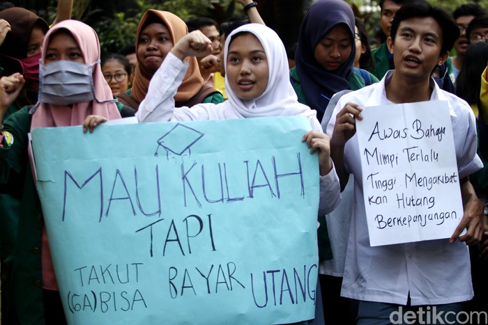 Mahasiswa yang tergabung dalam Badan Eksekutif Mahasiswa (BEM) menggelar aksi di Kemenristekdikti, Jakarta, Rabu (2/5/2018). Mereka datang dengan membawa dua tuntutan. Pertama menolak mekanisme Student Loan yang tidak memihak rakyat. Kedua menuntut pemerintah merevisi UU Nomor 12 tahun 2012.