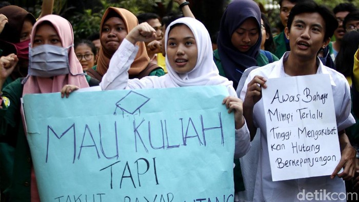 Mahasiswa yang tergabung dalam Badan Eksekutif Mahasiswa (BEM) menggelar aksi di Kemenristekdikti, Jakarta, Rabu (2/5/2018). Mereka datang dengan membawa dua tuntutan. Pertama menolak mekanisme Student Loan yang tidak memihak rakyat. Kedua menuntut pemerintah merevisi UU Nomor 12 tahun 2012.