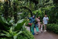 Gisella dan kelaurga serta Norfasarie di Singapore Botanic Gardens (Foto: dok Singapore Tourism Board)