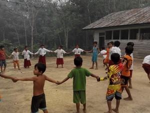 Hardiknas, Yuk Melihat Semangat Belajar Anak Suku Pedalaman di Riau