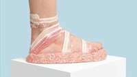 Daging giling dan bacon juga tak luput dikreasikan Beyer. Penempatannya yang sedemikian rupa membuat sepatu sandal dari daging ini terlihat keren! Foto: Instagram nikolajbeyer
