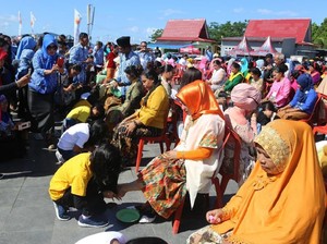 Mengharukan, Tradisi Cuci Kaki Ibu di Halmahera Barat