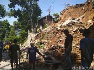 Longsor di Trenggalek Timbun Garasi dan Satu Unit Motor
