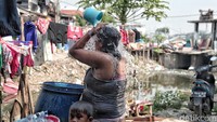Beberapa warga mandi menggunakan air penampungan.