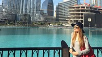 Ke Dubai nggak afdal rasanya tidak berfoto di bangunan tertinggi di dunia, Burj Khalifa. Gaya candidnya cinta oke banget! (claurakiehl/Instagram)