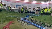 Rini bersama beberapa direksi BUMN melihat maket tersebut. Turut hadir dalam acara ini President of China Railway Corporation of China Lu Dongfu.