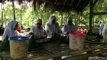 Foto: Ritual Membersihkan Diri di Ciamis