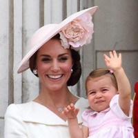 Begini reaksi Putri Charlotte saat melihat parade pesawat tempur terbang di atas Istana Buckingham untuk merayakan ulang tahun Ratu. Gemas! (Getty Images)