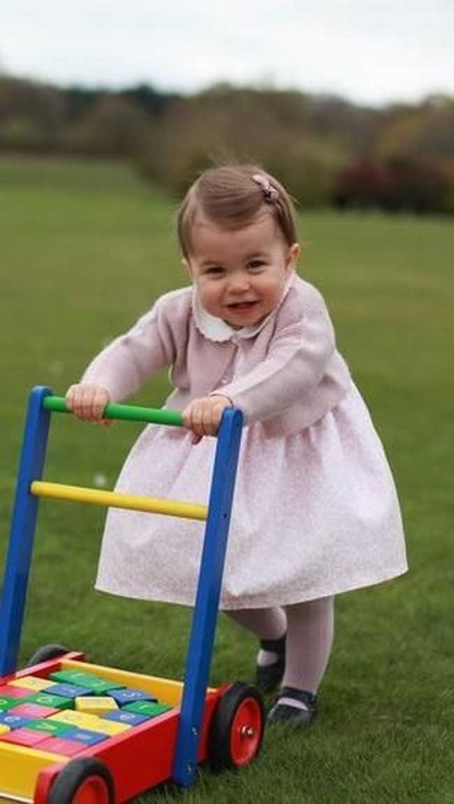 Ini foto resmi yang dirilis Kerajaan Inggris dalam rangka ulang tahun pertama Putri Charlotte. Lebih mirip siapa yah? William atau Kate? (Getty Images)