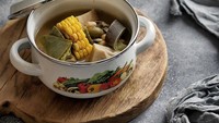 Sayur asem di panci ini bisa nih jadi menu makan siang enak keluarga. Dipadu dengan ragam isian yang enak dan gurih. Nyam! Foto: Instagram @wydiasantos