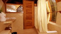 Seperti 2 kamar tidur ber-AC, kamar mandi, dapur, ruang makan, serta pemandangan laut dan hutan yang cantik (Costa Verde)