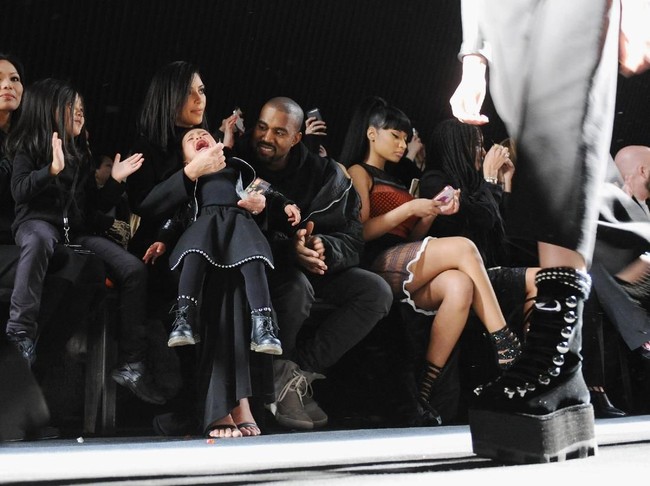 Kanye West dan Kim Kardashian memboyong putrinya, North, saat menyaksikan fashion show Alexander Wang 2015. Namun tangisan dan rengekan North ketika itu yang menjadi pusat perhatian. (Foto: Getty Images)