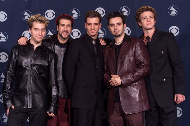 Bahan kulit dibuat blazer dan kemeja, wajib punya untuk semua boy band di era 90-an. Foto: Dok. Getty Images