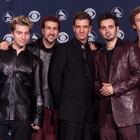 Bahan kulit dibuat blazer dan kemeja, wajib punya untuk semua boy band di era 90-an. Foto: Dok. Getty Images