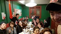 Wah lagi pesta makan nih. Suzy bersama rekan artis dan kru sedang menikmati makan malam. Seru banget nih makan makanan Korea. Foto: Instagram @baesuzy.sz