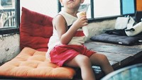 Waduh, ga peduli baju kotor nih, Bjorka asyik banget makan es krim kelapa. Yang ujung2nya eskrimnya tumpah semua tinggal conenya doang, tutur Sabai. Foto: Instagram sabaidieter