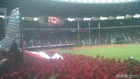 Para buruh memenuhi Gelora Bung Karno setelah long march dari beberapa titik di Jakarta. Saat itu, buruh menantang capres untuk memenuhi 10 tututan mereka mulai dari kenaikan UMP hingga perumahan murah.