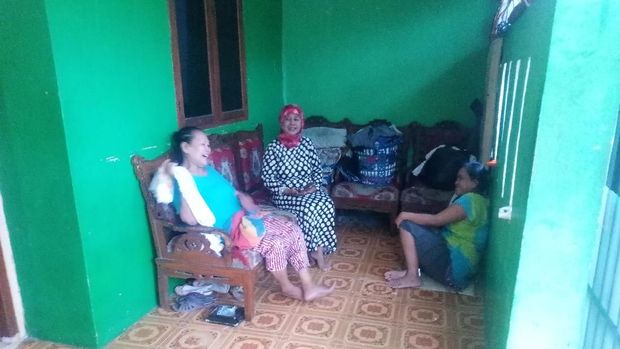 Ibu Supati dan warga sedang berbincang