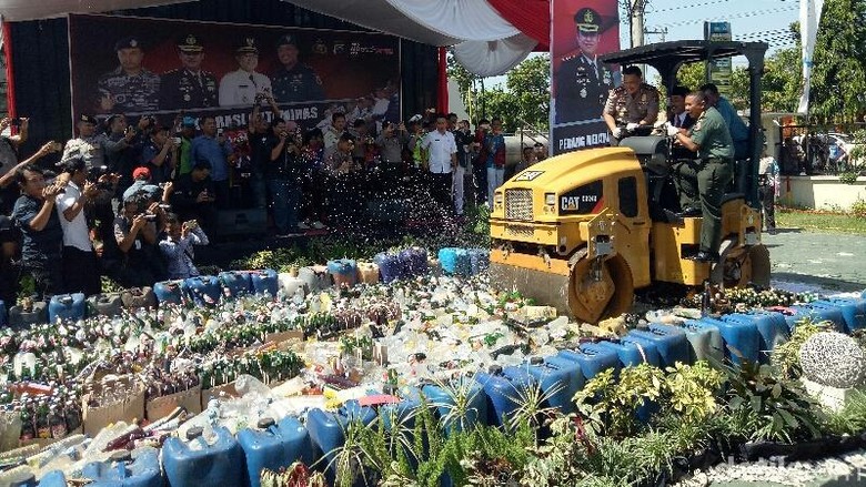11,6 Ton Miras Hasil Razia di Banyuwangi Dimusnahkan 11,6 Ton Miras Hasil Razia di Banyuwangi Dimusnahkan