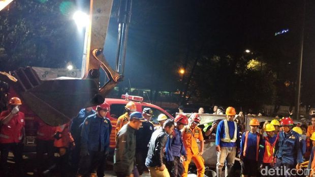 Evakuasi Pekerja yang Terperosok, 1 Ekskavator Diterjunkan