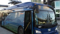 Salah satu bus elektrik yang beroperasi di Canada sebagai transportasi penghubung menuju James Armstrong Richardson Airport, Wellington, Canada. Istimewa/Erin Debooy.