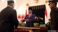 Jokowi memimpin langsung Salman Al Farisi saat pengambilan sumpah jabatan sebagai duta besar. Jokowi dan Salman kemudian melanjutkan dengan menandatangani berkas sumpah jabatan tersebut.