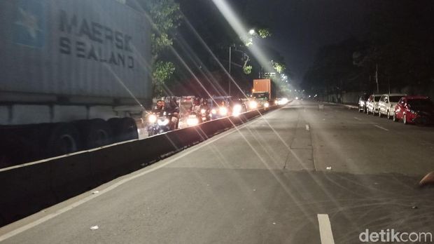 Ekskavator Dikerahkan, Lalin di TKP Dialihkan ke Busway